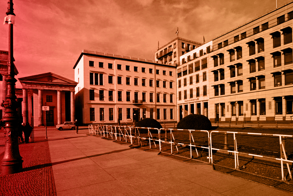 FLIESSENDER </br> TEXT DER </br> HIER STEHT